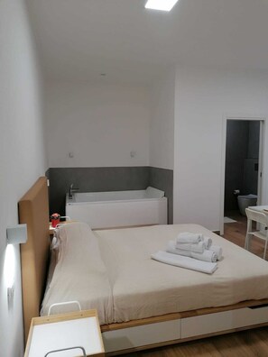Suite, balkon, uitzicht op binnenplaats | Een minibar, reisbedje, gratis wifi, beddengoed