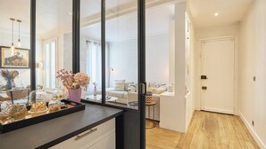 Ein modernes Interieur mit Küchenzeile, Essbereich und Wohnzimmer.
