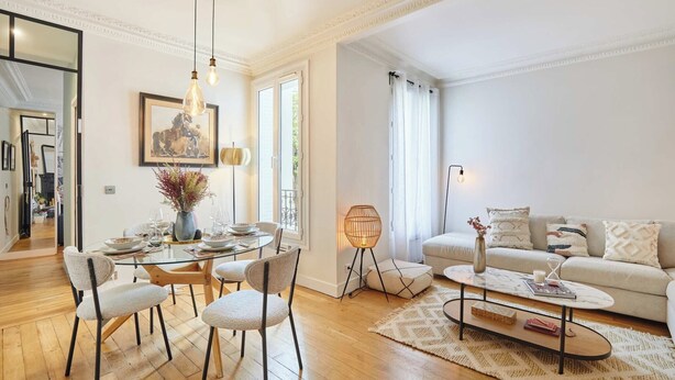 Ein modernes Wohnzimmer mit einem Glastisch, einer Couch und einem Couchtisch.