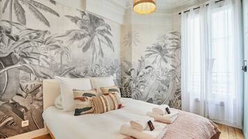 1 slaapkamer, een bureau, een strijkplank/strijkijzer, internet