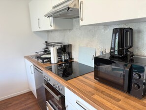 Een koelkast, een microgolfoven, een oven, een kookplaat