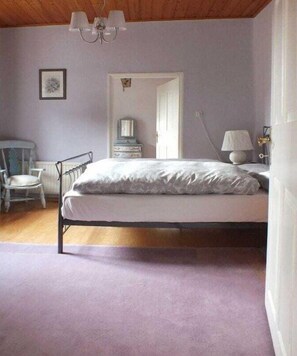 3 bedrooms, iron/ironing board, Internet, bed sheets