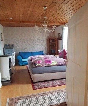 3 bedrooms, desk, iron/ironing board, travel crib