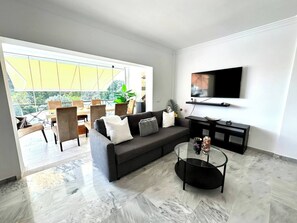 Hus - 5 sovrum - rökare | Vardagsrum | Böcker
