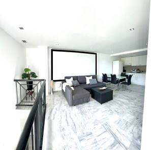 House, 5 Bedrooms, Smoking | Living room