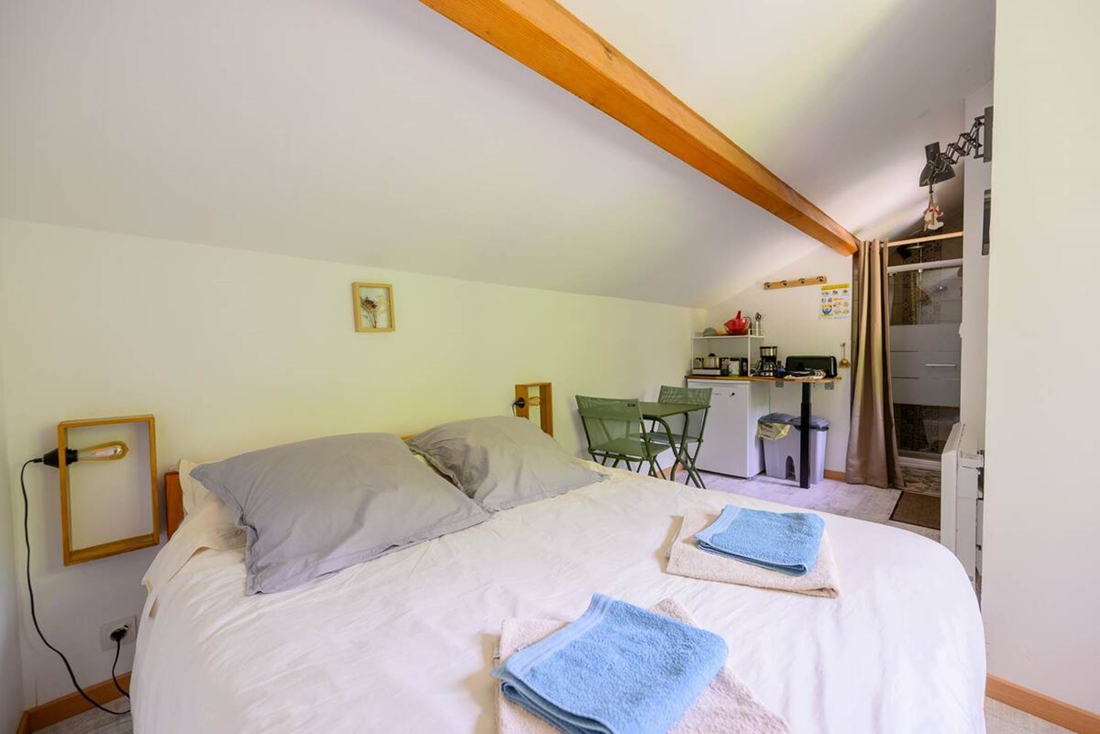 1 chambre, fer et planche à repasser, Wi-Fi gratuit, draps fournis