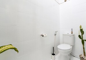 Dusche, kostenlose Toilettenartikel, Haartrockner, Handtücher
