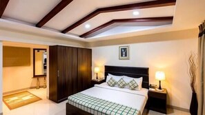 In-room safe, free WiFi, wheelchair access