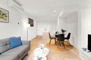 Smart TV - Stylish Melbourne Central Escape - Balcony & Pool (Melbourne)