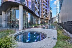 A heated pool - Stylish Melbourne Central Escape - Balcony & Pool (Melbourne)