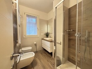 Suihku, hiustenkuivaaja, bidee, pyyhkeet