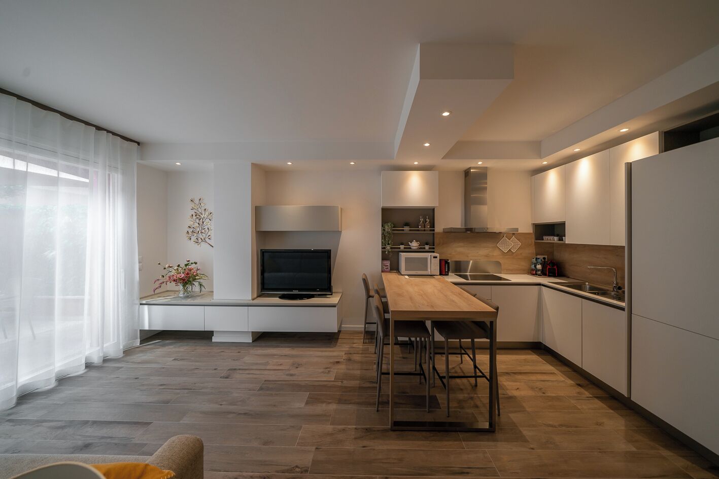 Kühlschrank, Mikrowelle, Herdplatte, Geschirrspüler