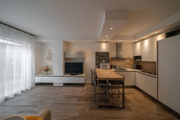 Fridge, microwave, stovetop, dishwasher