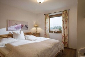1 bedroom, iron/ironing board, travel cot, free WiFi - - Chalet Panorama View (Kössen)