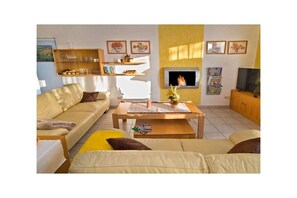 TV, fireplace