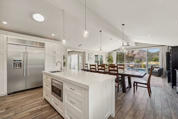 Micro-ondes, four, plaque de cuisson, lave-vaisselle