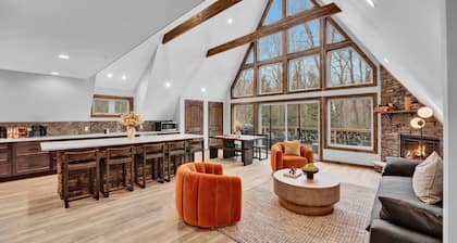 Bliss A-Frame, Heated Pool AxeThrow Sundeck Sauna HotTub FirePit