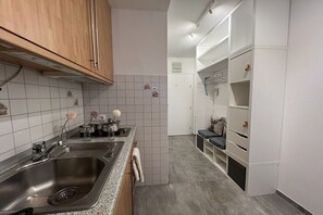 冷蔵庫、コンロ、コーヒー / ティーメーカー、トースター