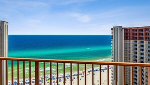 Ein Balkon mit Blick auf Strand und Meer.