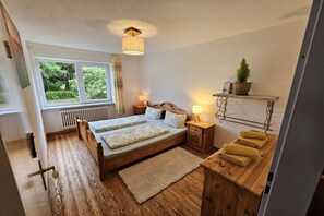 3 bedrooms, iron/ironing board, internet
