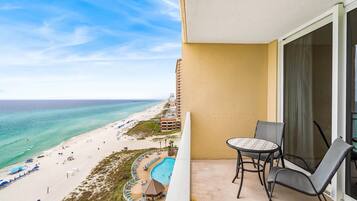 Apartment (Emerald Beach Resort 1133 - Beachfron) | 1 bedroom, free WiFi