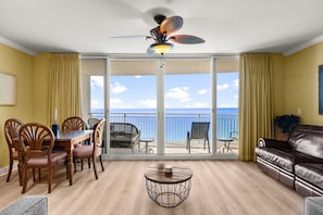 Apartment (Emerald Beach Resort 1834 - Beachfron) | 1 bedroom, free WiFi