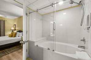 Apartment (Emerald Beach Resort 1834 - Beachfron) | 1 bedroom, free WiFi