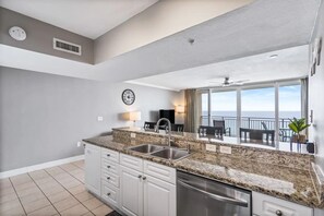 Apartment (Emerald Beach Resort 1133 - Beachfron) | 1 bedroom, free WiFi