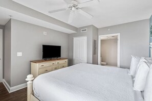 Apartment (Emerald Beach Resort 1133 - Beachfron) | 1 bedroom, free WiFi
