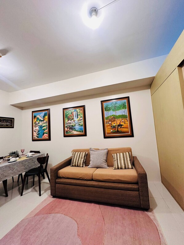 Condo, 1 Bedroom, Accessible | Living area | Books