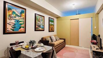Condo, 1 Bedroom, Accessible | Dining room