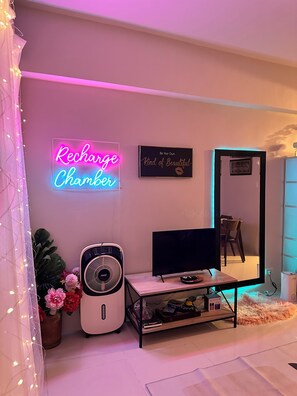 Condo, 1 Bedroom, Accessible | Living room | Books