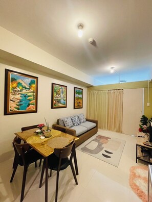 Condo, 1 Bedroom, Accessible | Living room | Books