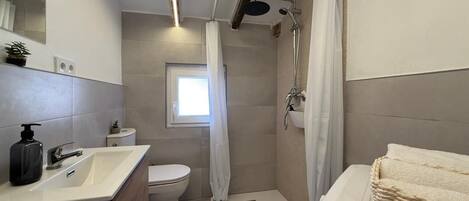 Shower, hair dryer, towels