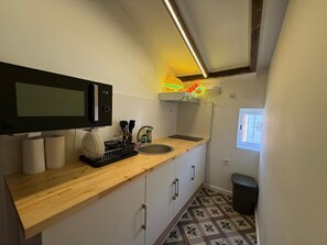 冷蔵庫、電子レンジ、オーブン、コーヒー / ティーメーカー