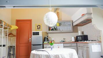 Studio dành cho gia đình, quang cảnh vườn | Bếp riêng | Tủ lạnh, lò vi sóng, lò nướng, bếp nấu