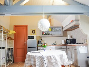 Studio Keluarga, pemandangan kebun | Dapur pribadi | Lemari es besar, microwave, oven, dan kompor