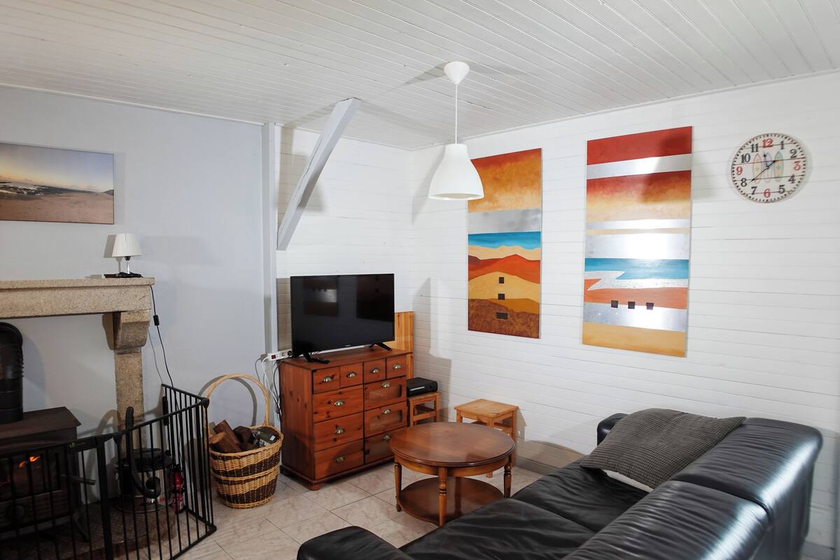 Apartamento familiar, 2 habitaciones, vistas al jardín | Zona de estar | Una televisión de pantalla plana, juguetes