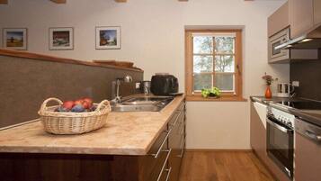 Een koelkast, een magnetron, een oven, een kookplaat