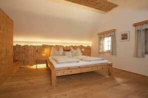 2 bedrooms, travel crib, free WiFi, bed sheets