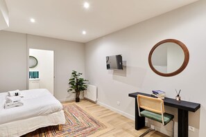 Iron/ironing board, bed sheets