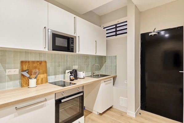 Fridge, microwave, oven, stovetop