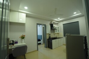 Quarto com design assinado | Cozinha privada | Talheres/pratos/utensílios de cozinha