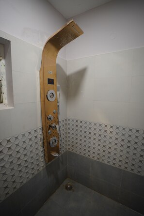 Chuveiro, produtos de toalete grátis, secador de cabelo