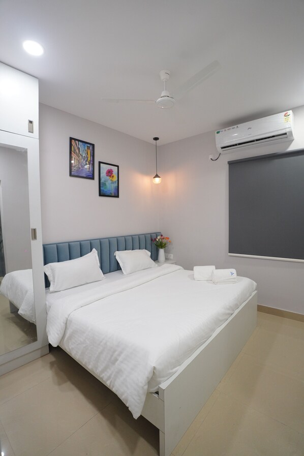 In-room safe, individually decorated, individually furnished, desk - New Prestige Hotel (Hyderabad)