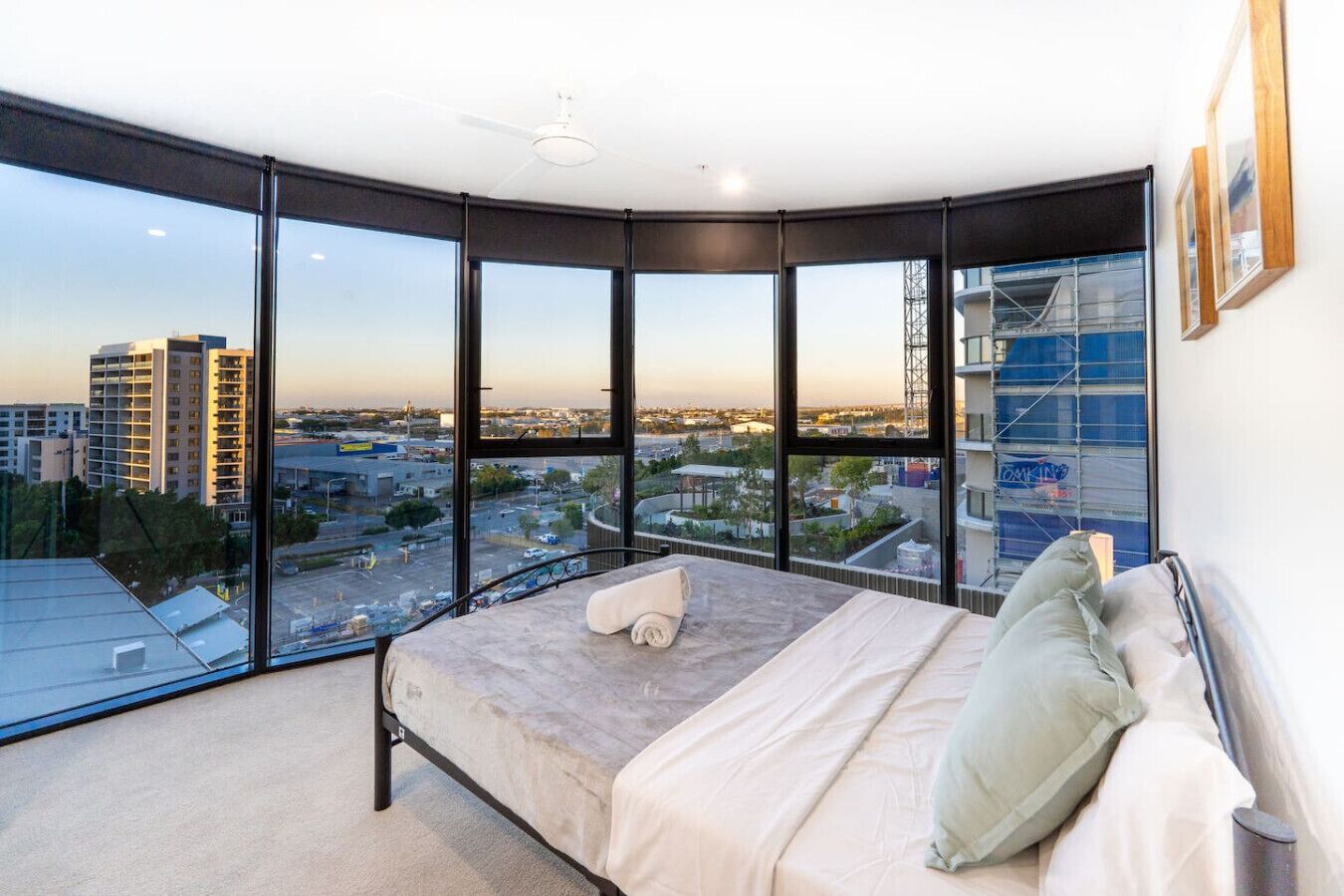 2 عدّة غرف نوم ومكواة/لوح كي وواي فاي وملاءات أسرّة