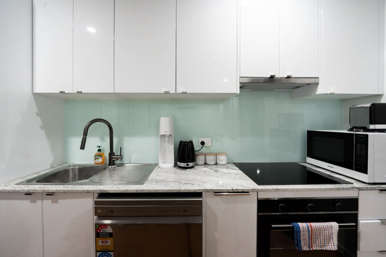 Four à micro-ondes, un four, surface de cuisson, lave-vaisselle