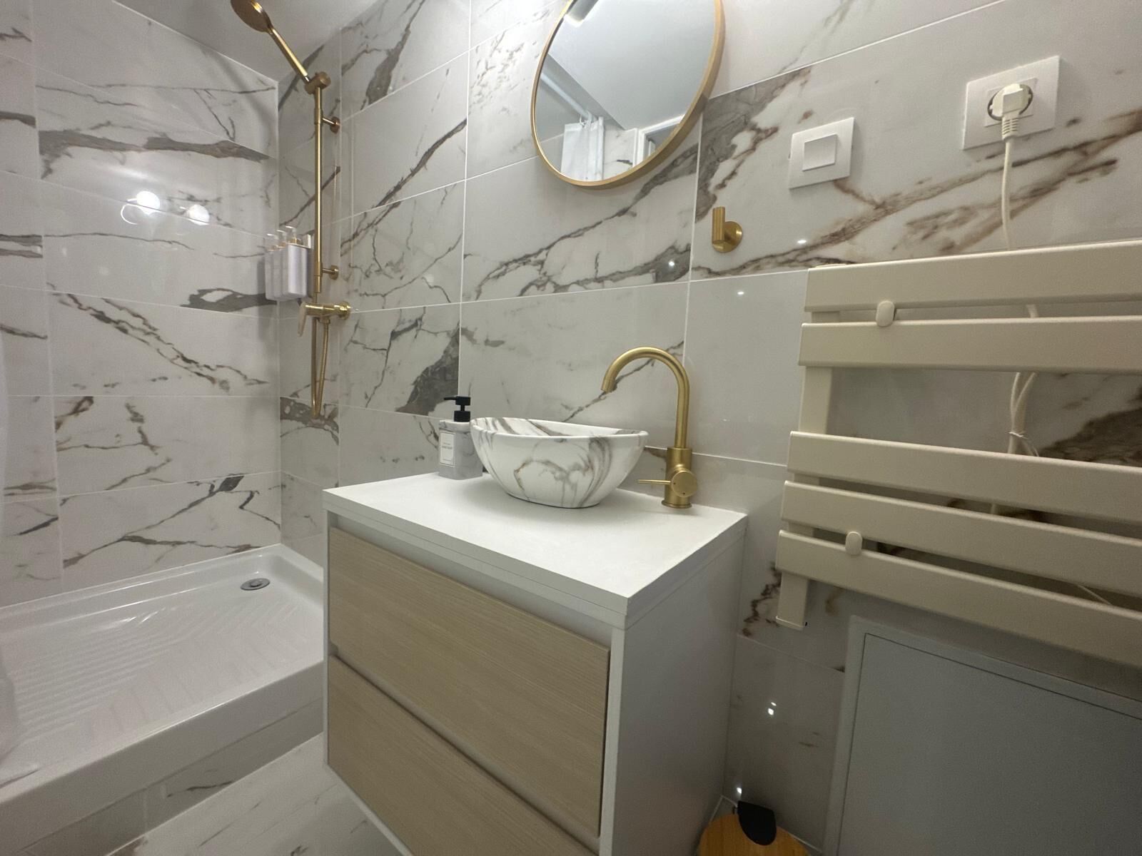 Sèche-cheveux, serviettes fournies, savon, shampoing