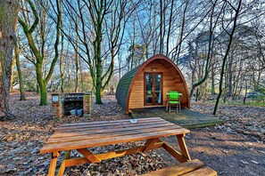 Outdoor dining - Modern Glamping Pods, Pet-friendly, No deposit (Bury St Edmunds)
