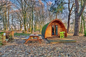 Outdoor dining - Modern Glamping Pods, Pet-friendly, No deposit (Bury St Edmunds)